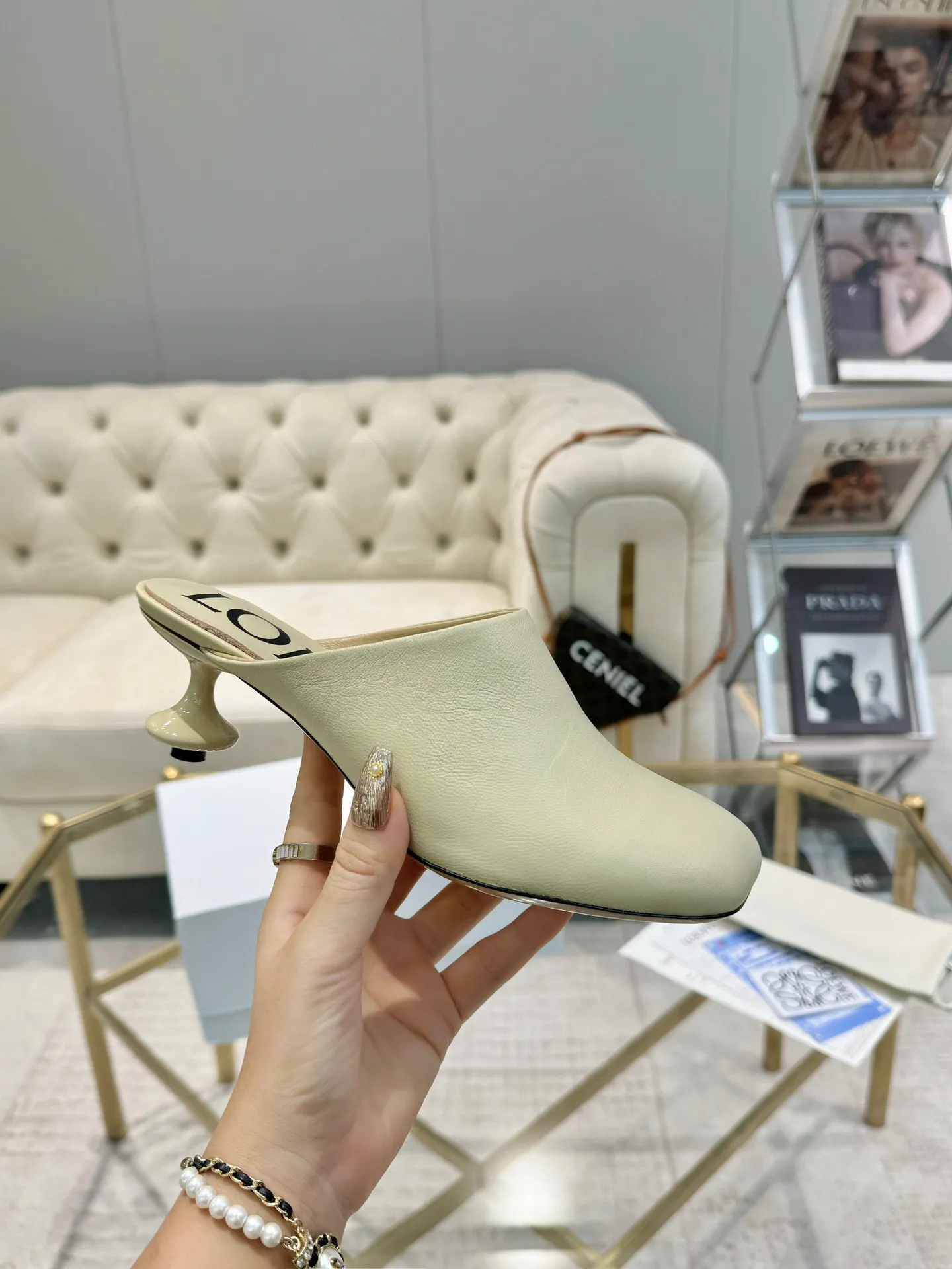 👟👟Ex-factory price 640👟👟 LOEWE‼ ️ New arrival‼ ️Imported genuine leather sole Loewe 2024/aw early spring latest catwalk color diamond series catwalk style 😘😘😘 Upper: imported super soft sheepskin lining: imported water-dyed sheepskin Outsole: original molded injection molded leather outsole Heel: original molded 1:1 Heel height: 5.5cm Size: 35-39 (40/41/42/43 custom-made, non-refundable)